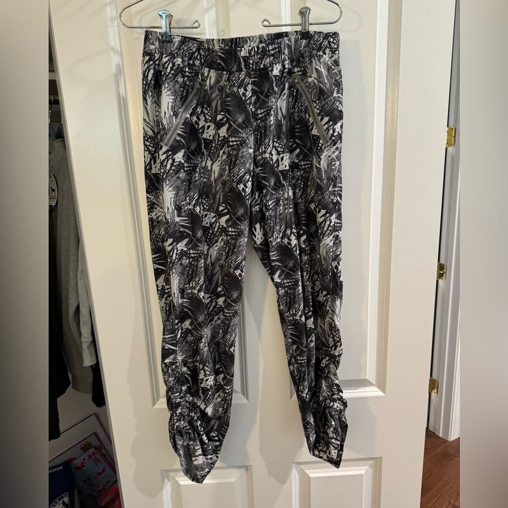 Athleta Black Gray Printed Athletic Leggings Size 8 Running Yoga